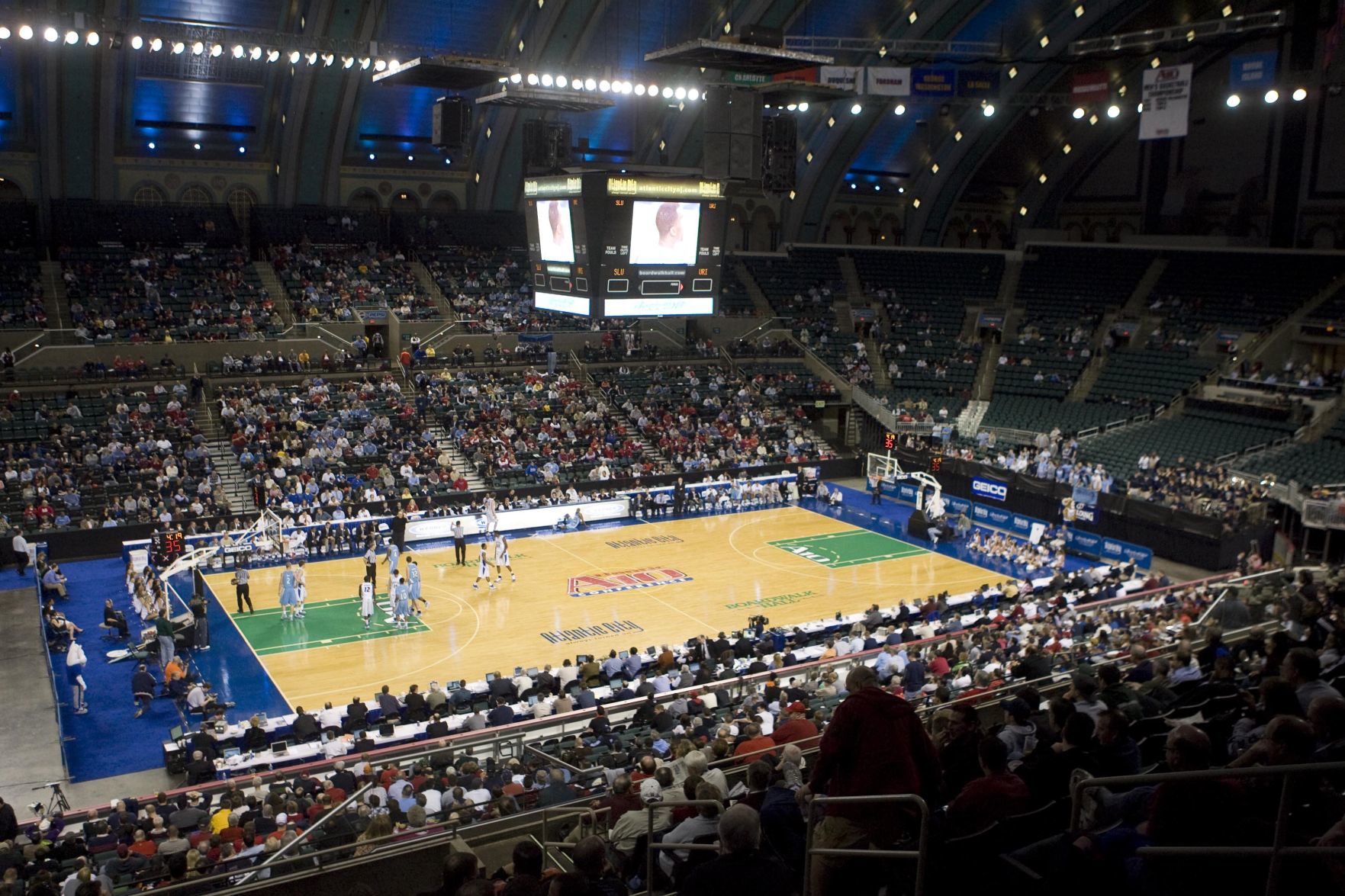 A10 basketball Quarters